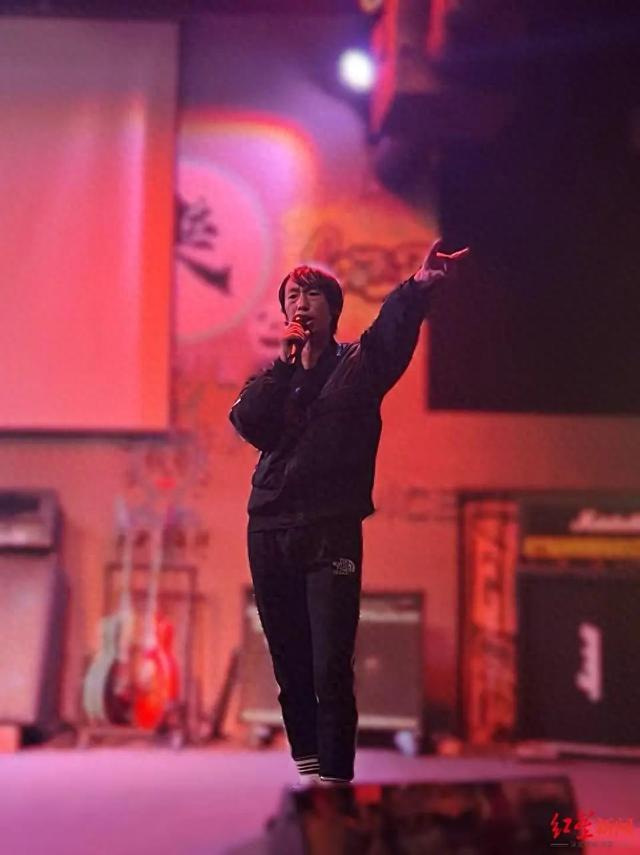 复出演出邀约已排到9月打算今年结婚冰球突破豪华版手机版41岁男歌手(图11)
